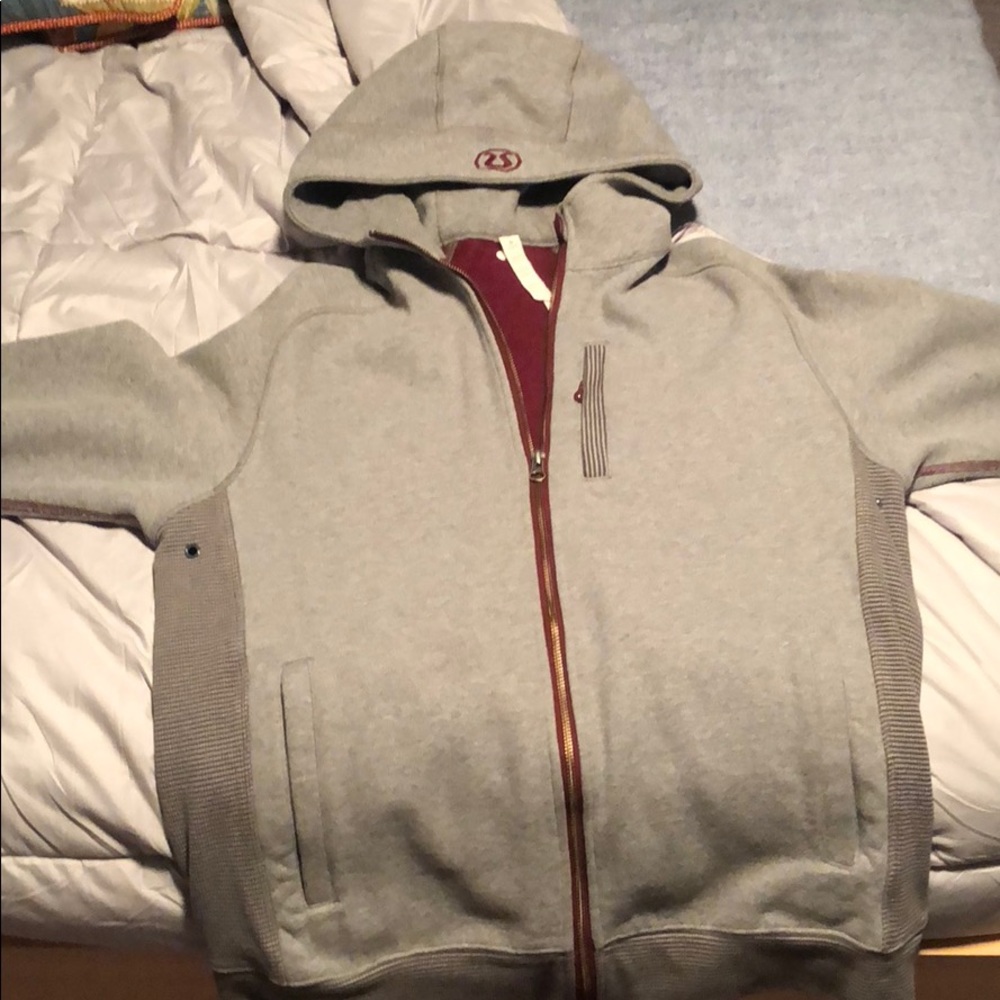 Lululemon men’s sweatshirt.